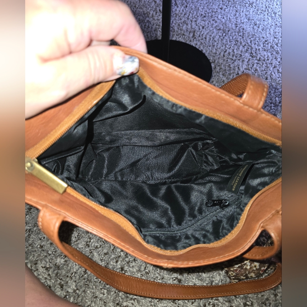 👜 Tan Leather Tote with Floral Scarf Accent In Preloved Condition - Picture 6 of 9